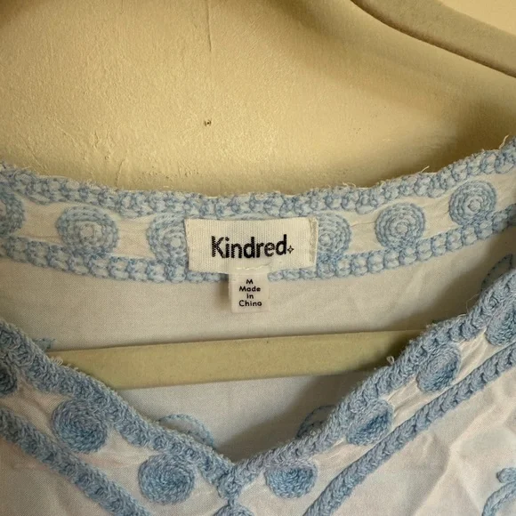 Kindred shirt Women's Medium White Blue Embroidered Blouse Boho Mexican floral - Picture 3 of 12